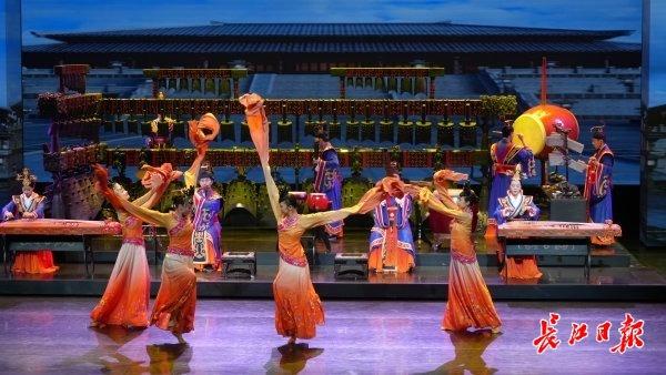 外地游客提前五天抢票，国庆当天2.5万人次打卡，省博开放夜游从早火到晚