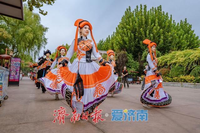 图集｜济南方特 “国风盛典” 燃动假期，非遗与欢乐共谱华章