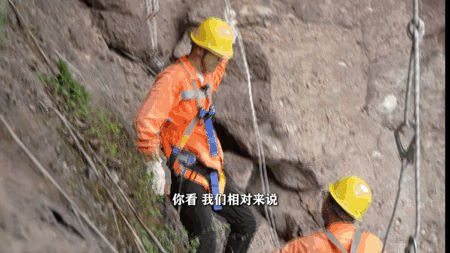 高温下的坚守——铁路线上的“攀岩者”