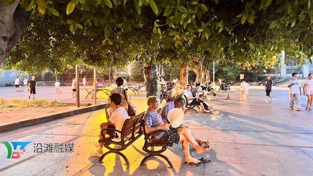 踩着余晖漫游沿滩老城