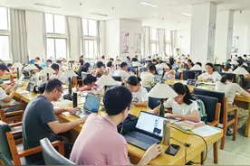 图书馆里“充电”忙图片