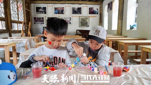 逛古镇 赏地戏 天龙屯堡景区游客如织