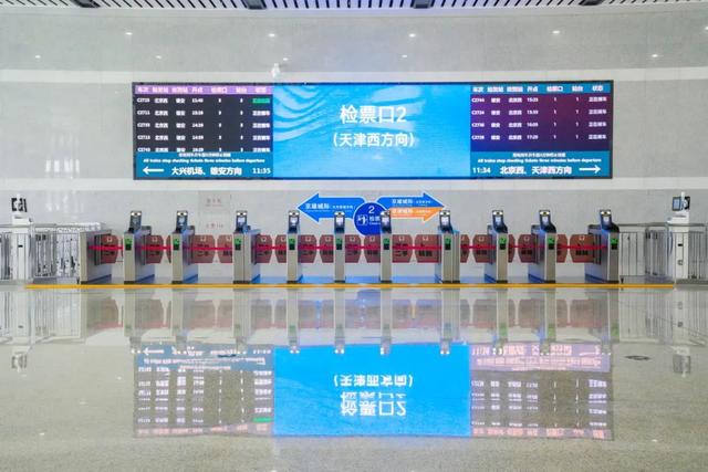 北京这两座火车站相距不足百米，网友：千万别走错！