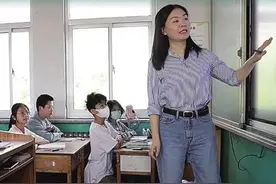 沧州教师跪凳讲课，学生送上“暖心海绵垫”图片