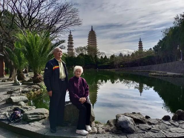 90岁的他火遍全网！网友：这就是爱情最美好的样子……