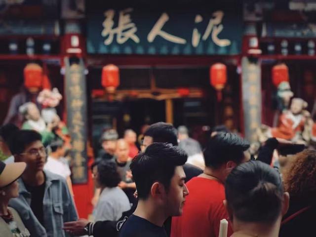 何以中国丨古今交融尽显魅力 老街新景再绽“繁花”