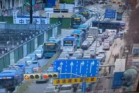 路况速报 | 济南北、市中收费站流量较大，千佛山北门停车场基本饱和图片