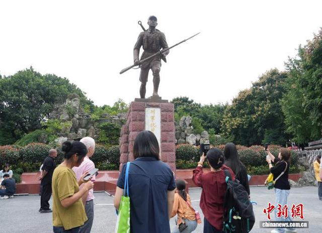 国庆假期游客体验成都“巴适”生活