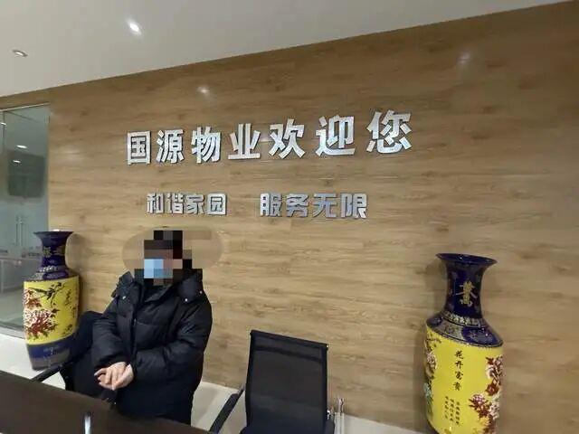 西安一小区电梯故障，男子疑因踩空坠落，业主称涉事电梯使用超10年，故障频发；多部门介入处置