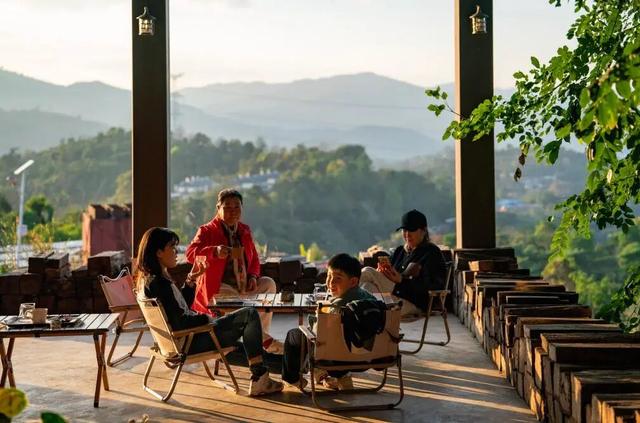 “低耗旅游”火了，年轻人旅游也主打“爱你老己”？