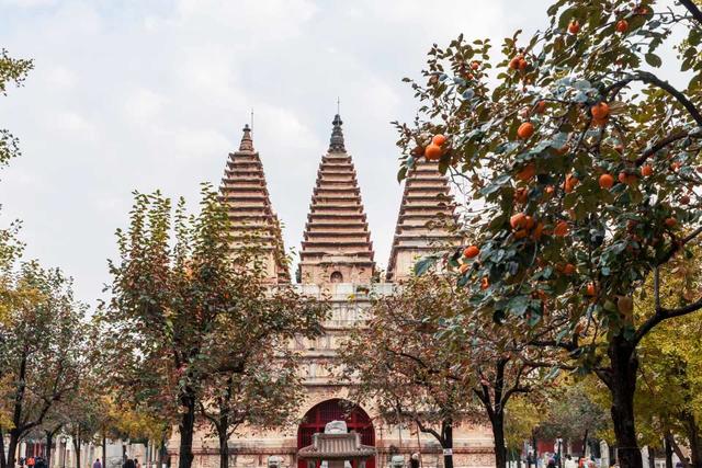 万里无云，阳光正好！周末到公园欣赏北京的秋