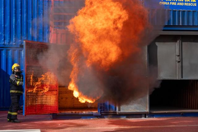 火灾被困如何逃生？记住这十六字诀→