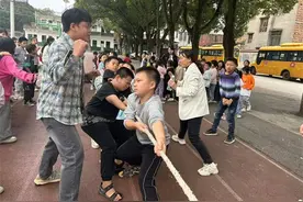 坦坪镇中心学校：阳光体育拔河比赛 凝“绳”聚力展风采图片