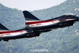 多图再现飞行表演 献礼人民空军成立75周年图片