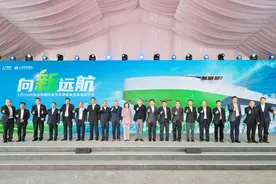 中国最大清洁能源汽车运输船投入使用，单次最多可容纳7600辆汽车图片