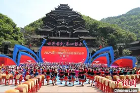 重庆：苗乡儿女共舞踩花山图片