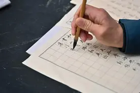 54岁的大学保安在执勤间隙写书法走红，心若安定万事可从容图片