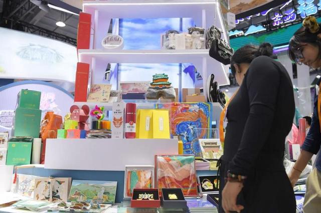 服贸会昌平展区人气足：凤冠冰箱贴断货 小诺机器人互动忙