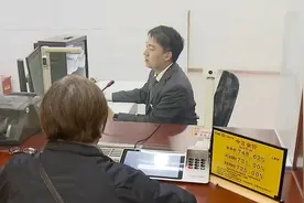 上海银行网点黄金交易火热 小克重金条供不应求图片