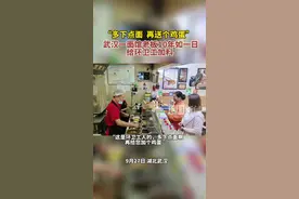 “多下点面，再送个鸡蛋” ，武汉一面馆老板10年如一日给环卫工加料图片