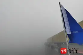 长江镇江段迎来新年首场大雾，千余艘船舶停航图片