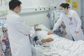 老人对着空气捻线、自言自语……竟是药吃多了！图片