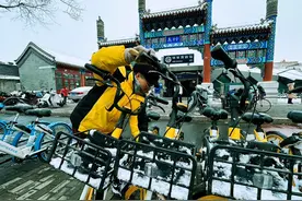 守护最后一公里：一早7点多出门为共享单车除雪图片