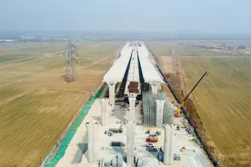齐鲁黄河大桥北端加速“落地”，预留轨道交通通道图片