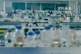 做实验时突然爆炸，碎玻璃扎入男子左眼，医生紧急手术保其视力图片