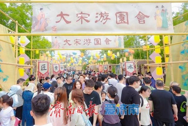 济南暑期旅游火爆出圈 研学、泉水、家庭游成顶流关键词