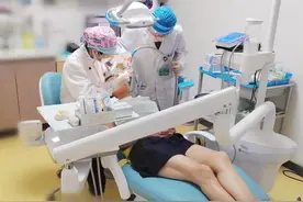 女子爱吃“塞牙菜”， 口腔疯长牙结石图片