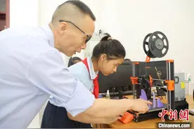 河北冀州：学生自制“水火箭” 点燃“科技梦”图片