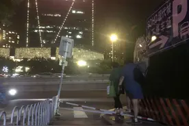 SOHO现代城出入口俩横杆挡便道，人经过得“高抬腿”图片