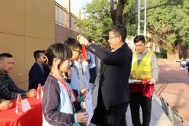 垃圾分类少年行！东莞石龙镇1338名学生获评“校园垃圾分类小能手”称号图片