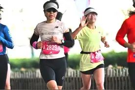 半辈子没出县城的52岁妈妈，一周跑了三场半马图片