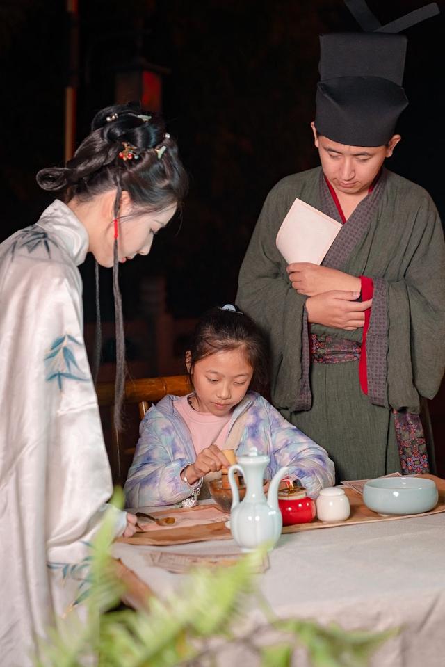 全球汉服出行日，“夜上黄鹤楼”流光溢彩