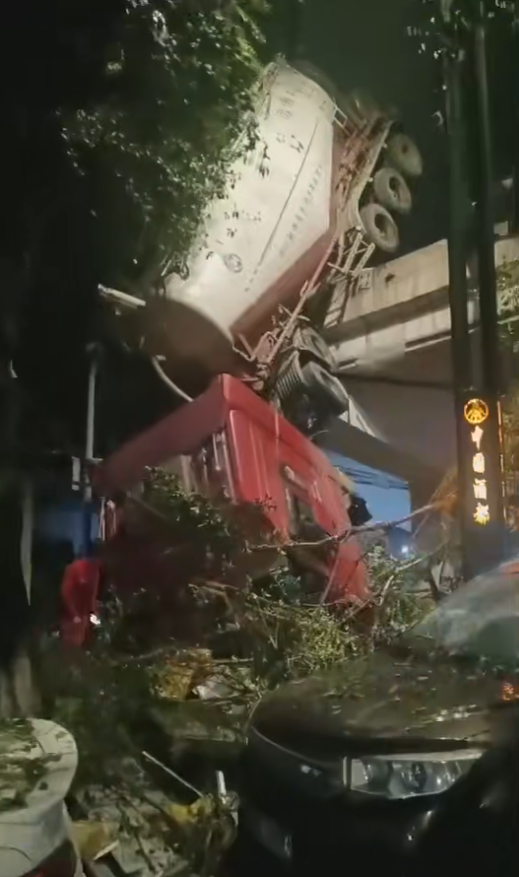 水泥罐车从高速桥上坠落砸中桥下多车，目击者称"砰"地一声像爆炸一样！四川警方通报：无人员伤亡