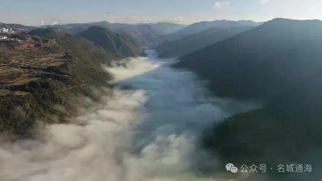 云海翻涌、金光洒落！通海这幅冬日山水画卷，太绝了