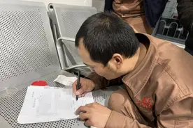 感动！她把光明和希望留在人间，帮助两人重见光明图片