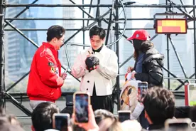 周冠宇来了，为重返围场做好准备图片