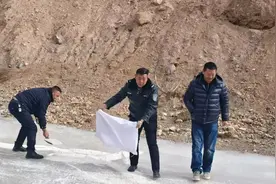 冬季行动‖撒盐除雪保畅通  情暖民心护出行图片