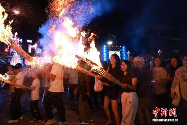 “中国火城”楚雄火把节启幕 万人狂欢夜沸腾