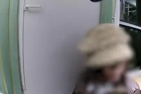 女子买无座票却赖在卧铺不走，抓挠前来劝阻乘警被刑拘图片