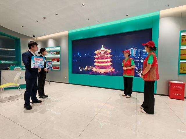 让游客从“路过”到“爱上”！“红马甲”点亮武汉秋日