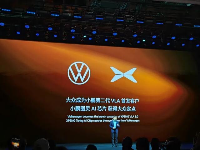 何小鹏连发四大黑科技，人形机器人走猫步上台，用户能买到的L4车型来了