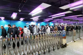 重复安检效率低！返城高峰，上海两个火车站换乘地铁排长队，安检要花10分钟图片