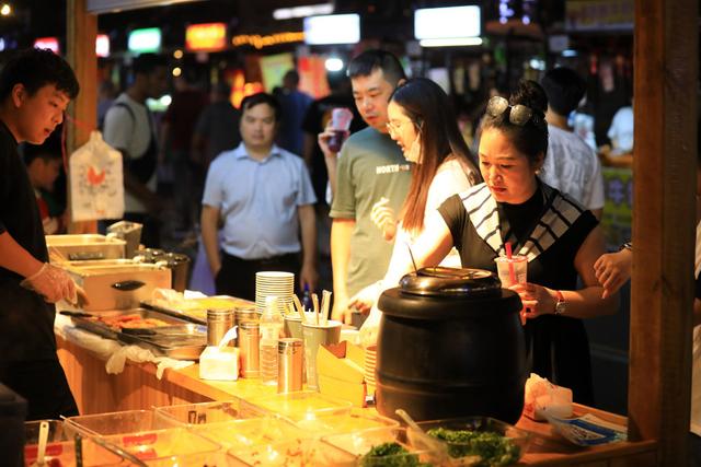 半月谈丨2025，人间烟火流量燃旺人气经济