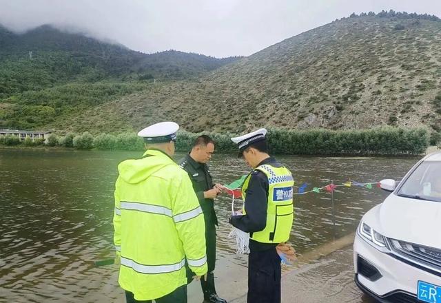 “水上公路”再现，云南交警提醒
