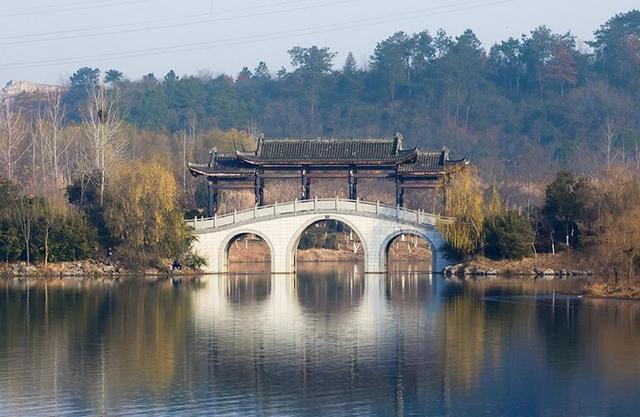 一湖碧水焕新生 “产水融合”释放生态红利