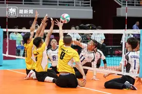 坐式排球中国男队3-0战胜日本 一起来看比赛精彩瞬间图片